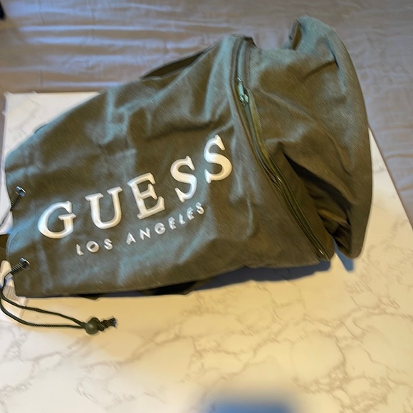 - Guess duffle travel bag - Picture 2 of 5